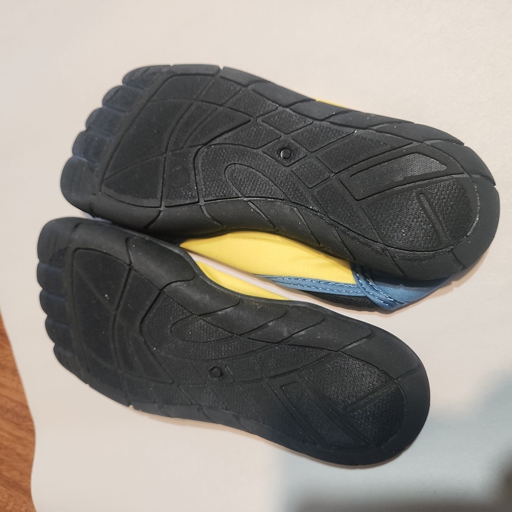 Minions kids water shoes Size 2 Kids - Picture 15 of 16